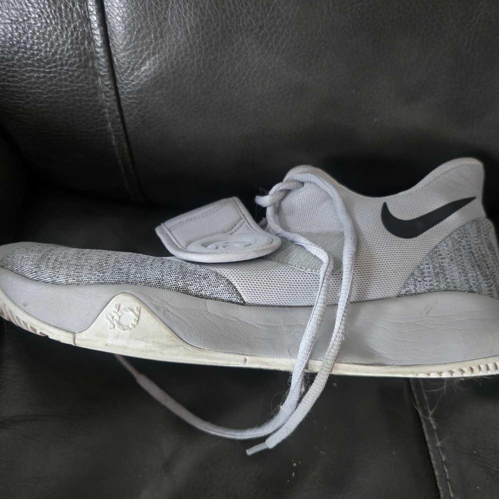 Nike Men’s Light Gray and Black Training Sneaker